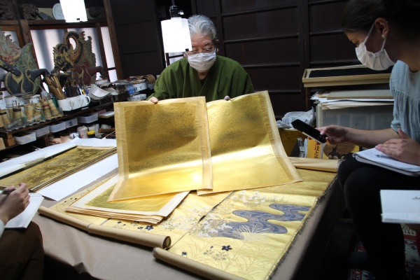 文化学部】フィールドワークで「箔屋野口」へ 貴重な金箔の製造現場を